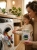 Kobieta-z-dzieckiem-umieszczają-delikatne-listki-do prania-smart-eco-washwraz-z-praniem-w-pralce-jpeg