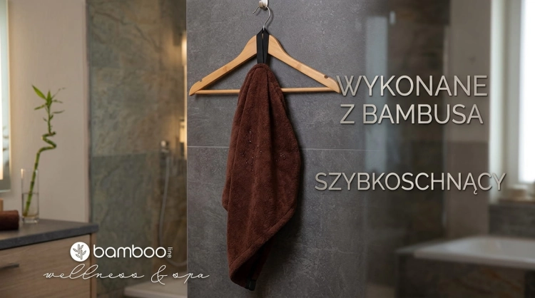 Miękki-turban-bambusowy-Uniwersalny-kolor-brązowy-zawieszony- na-wieszaku-w-łazience.jpg