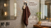 Miękki-turban-bambusowy-szybkoschnący-brązowy-rozwieszony-na-uchwycie-przy-ścianie-w-łazience-.jpg