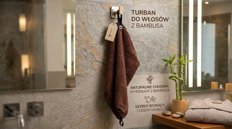 Miękki-turban-bambusowy-szybkoschnący-brązowy-rozwieszony-na-uchwycie-przy-ścianie-w-łazience-.jpg
