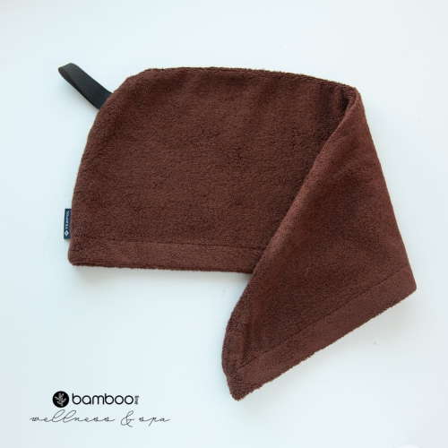 Turban-bambusowy-na-głowę-Uniwersalny-Brązowy-lekki- delikatny-białe-tło-i-logo-bamboline.jpg