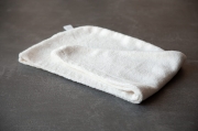 Turban-bambusowy-na-głowę-Uniwersalny-ecri-lekki- delikatny-ciemne-tło-i-logo-bamboline.jpg
