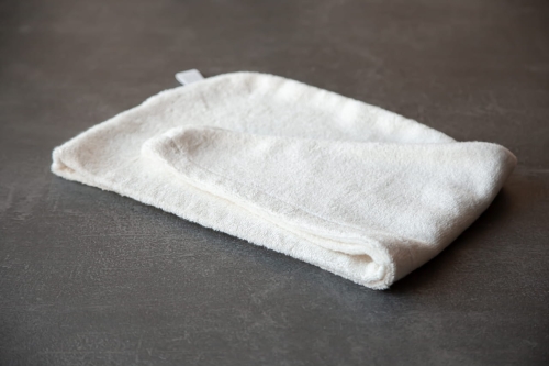 Turban-bambusowy-na-głowę-Uniwersalny-ecri-lekki- delikatny-ciemne-tło-i-logo-bamboline.jpg