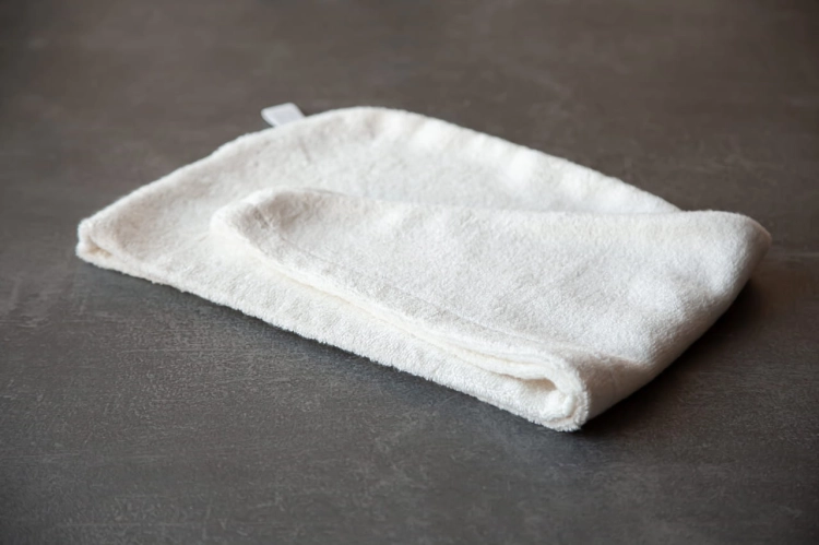 Turban-bambusowy-na-głowę-Uniwersalny-ecri-lekki- delikatny-ciemne-tło-i-logo-bamboline.jpg