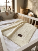 Knitted_blanket_in_baby_crib_202606111714.jpeg