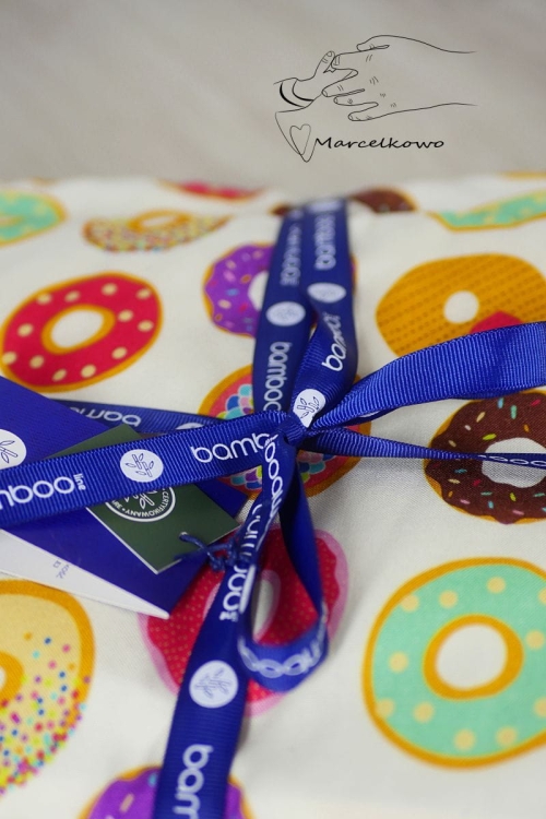 Pościel-bambusowa-z-wypelnieniem-dla-dzieci-Donuts-obwiazana-wstazka-z-logiem.JPG