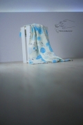 Pieluszka-bambusowa-kolorowa-sky-blue-ujęcie-z-oddali.JPG